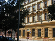 Ulice Pernerova, budova Gymnázia